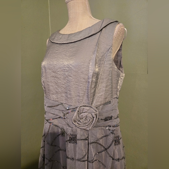 BOGO Le Bos Elegant Silver Gray Sleeveless Dress with Floral Accent Size 14  I7 - Picture 5 of 11